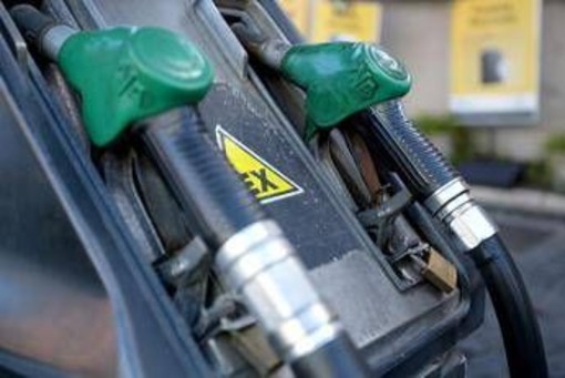 Carburanti, arrivano i ribassi su benzina e gasolio: i prezzi di oggi