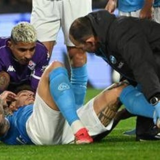 Napoli, grave infortunio per Di Lorenzo: esce in barella contro la Fiorentina Napoli, grave infortunio per Di Lorenzo: esce in barella contro la Fiorentina
