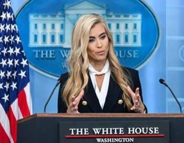 Trump, la nuova portavoce Katie Zacharia si presenta: solo 3 domande e un lapsus Trump, la nuova portavoce Katie Zacharia si presenta: solo 3 domande e un lapsus