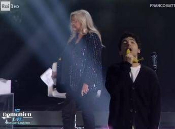 Fulminacci svela il playback a Domenica In e canta con una... banana