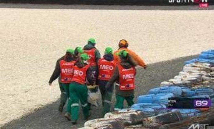 MotoGp, Martin cade e in pista entra la barella: cos'è successo