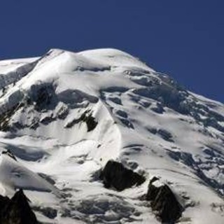Frana sul massiccio del Monte Bianco, morto alpinista italiano Frana sul massiccio del Monte Bianco, morto alpinista italiano