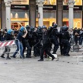 Guerriglia a Milano, ai domiciliari uno dei maggiorenni arrestati per scontri e altri quattro in carcere: la decisione del Gip Guerriglia a Milano, ai domiciliari uno dei maggiorenni arrestati per scontri e altri quattro in carcere: la decisione del Gip