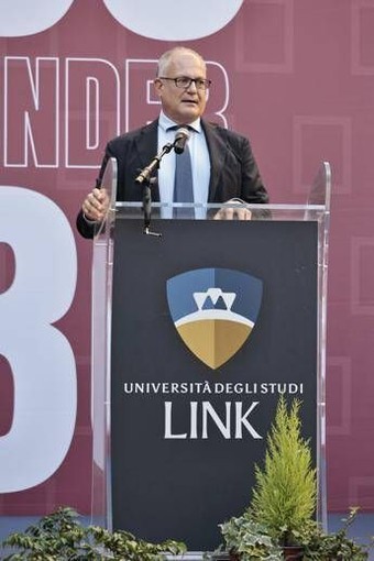 Gualtieri: &quot;Voi giovani dovete riportare civiltà democratica nel dibattito del futuro&quot;