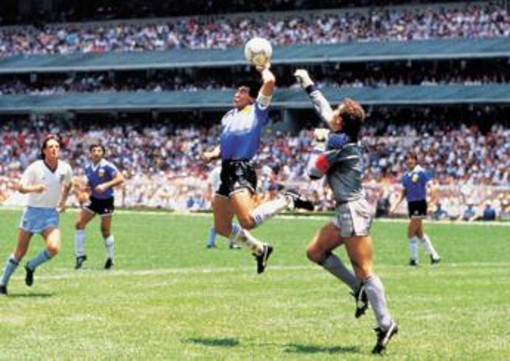 Maradona e il pallone de 'la mano de Dios', il cimelio venduto per 2,5 milioni Maradona e il pallone de 'la mano de Dios', il cimelio venduto per 2,5 milioni
