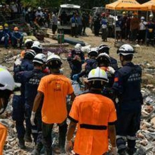 Terremoto Myanmar, 26enne estratto vivo dalle macerie dopo cinque giorni