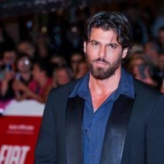 Can Yaman stupisce Fiorello, ecco perché l'italiano di Sandokan è perfetto