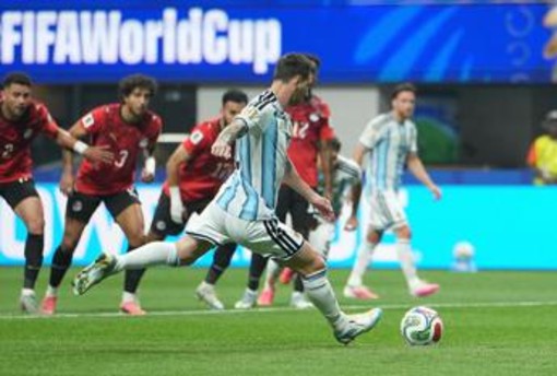 Argentina, Messi furioso dopo rigore sbagliato: "Ho deluso tutti" Argentina, Messi furioso dopo rigore sbagliato: "Ho deluso tutti"