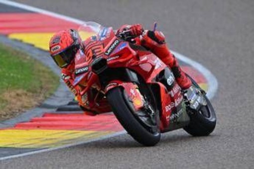 MotoGp, Marquez domina in Germania. Secondo il fratello Alex, poi Bagnaia