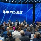 Mediaset scommette sui classici, punta su Milo Infante e non chiude ad Amadeus e Mentana