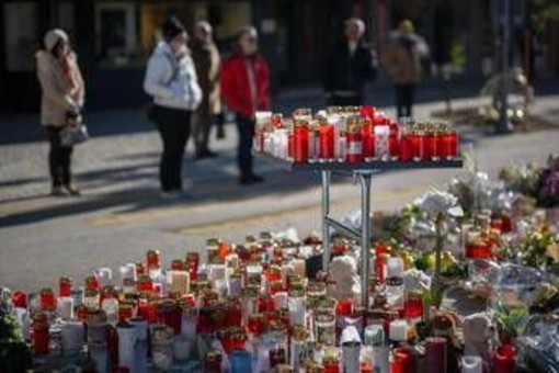 Crans-Montana, aggrediti giornalisti italiani: inviata Rai colpita con acqua gelida Crans-Montana, aggrediti giornalisti italiani: inviata Rai colpita con acqua gelida