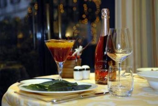 Cenone di Capodanno, da numero bicchieri a centimetri tra i piatti: 5 errori da evitare a tavola