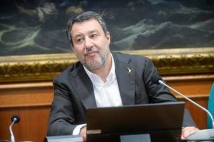 Milano, Salvini: "Arrivano 500 parà per ordine pubblico, potranno usare droni e Lince"