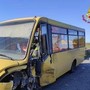 Scuolabus con 10 bambini contro auto nel Pavese: feriti conducenti