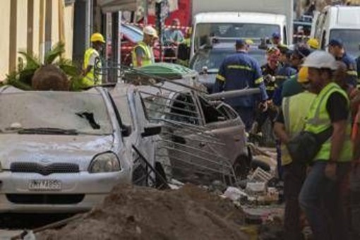 Grecia, crolla palazzina ad Atene: 6 dispersi tra cui 4 turisti Grecia, crolla palazzina ad Atene: 6 dispersi tra cui 4 turisti