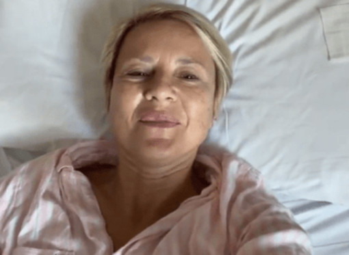 Antonella Elia operata al Gemelli, il video dopo l'intervento: "Era un tumore borderline, ora è tutto ok" Antonella Elia operata al Gemelli, il video dopo l'intervento: "Era un tumore borderline, ora è tutto ok"