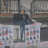 Amministrative, candidato sindaco del cosentino sale sul palco vestito da Pinocchio
