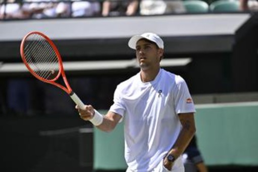 Wimbledon, nervosismo Cobolli: gesto polemico e lite con il suo angolo Wimbledon, nervosismo Cobolli: gesto polemico e lite con il suo angolo