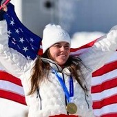 Johnson, capolavoro e disastro: vince l'oro in discesa e rompe la medaglia