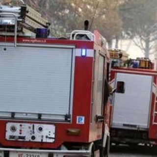 Nube tossica dopo incendio a Caivano, sospese attività nella zona Asi: "Obbligo di mascherina"