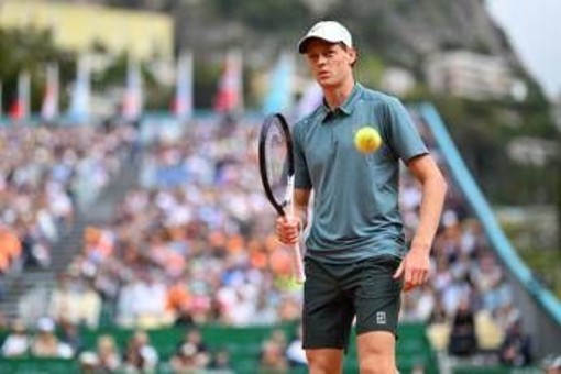 Sinner re a Montecarlo, batte Alcaraz in due set e torna numero 1 del mondo