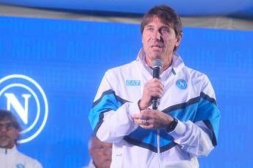 Piove sul ritiro del Napoli, tifosi furiosi: &quot;Dov'è Conte?&quot;