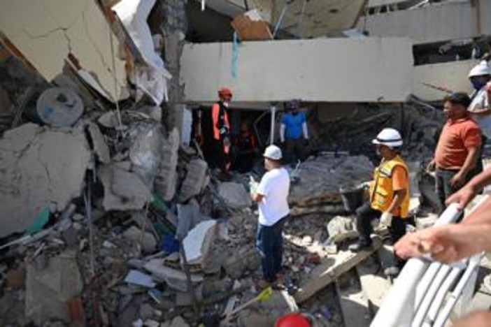 Venezuela, bimbo di 3 anni estratto vivo dalle macerie a sei giorni dal sisma Venezuela, bimbo di 3 anni estratto vivo dalle macerie a sei giorni dal sisma