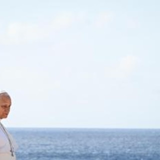 Papa Leone XIV varca la Porta d'Europa a Lampedusa: "Più delle parole contano i gesti, mondo sia più umano"