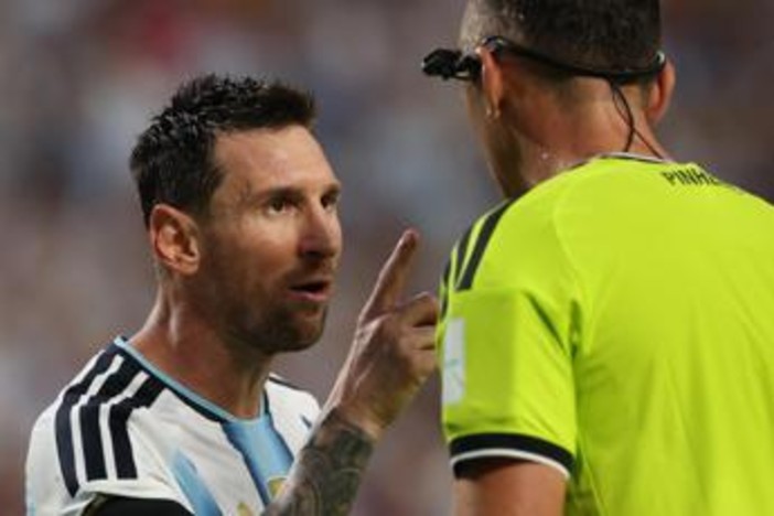 Argentina, Messi litiga con l'arbitro: "Non mancarmi di rispetto" Argentina, Messi litiga con l'arbitro: "Non mancarmi di rispetto"