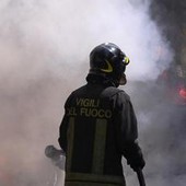 Roma, incendio a Tor di Valle: chiuso tratto della via del Mare verso Ostia. Deviazioni e lunghe code