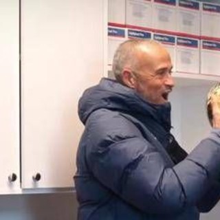 Luis Enrique 'ruba' il Pallone d'oro a Dembélé: il video della festa in casa Psg Luis Enrique 'ruba' il Pallone d'oro a Dembélé: il video della festa in casa Psg