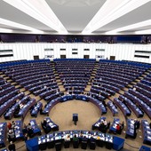 Minori e social media, Parlamento Ue chiede di fissare l’età minima a 16 anni