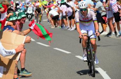 Tour de France, Pogacar domina la sesta tappa e riconquista la maglia gialla