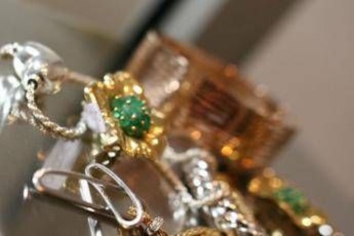 Moglie e amante? Un gioiello 'per due': ecco come gestire doppi (o tripli) regali e non farsi beccare Moglie e amante? Un gioiello 'per due': ecco come gestire doppi (o tripli) regali e non farsi beccare