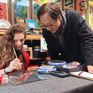 Dall’Italia alla Cina, dottoranda impara l’arte della pittura su vetro a Tianjin