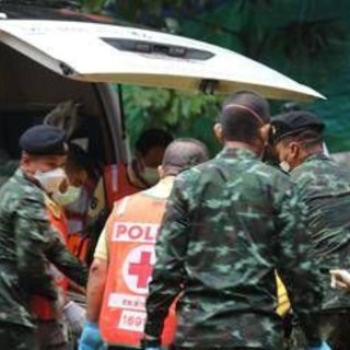 Thailandia, gru crolla e si schianta su un treno: 22 morti