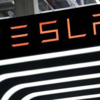 Tesla, indagine sulle maniglie: nel mirino i Suv Model Y