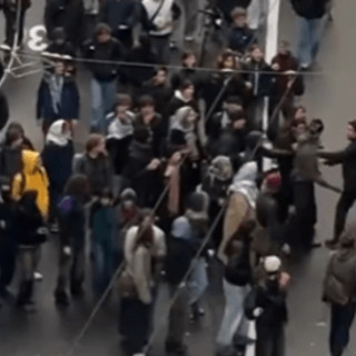 Tensione a Losanna con un automobilista durante la manifestazione dei giovani contro il capitalismo