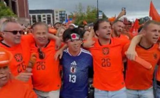 Mondiali, tifoso del Giappone 'superstar'... nella festa dell'Olanda Mondiali, tifoso del Giappone 'superstar'... nella festa dell'Olanda