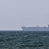 Iran, petroliera in fiamme al largo dell'Arabia Saudita: colpita da 'proiettile non identificato' Iran, petroliera in fiamme al largo dell'Arabia Saudita: colpita da 'proiettile non identificato'