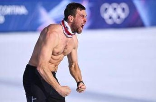Milano Cortina 2026, vince e... si strappa la maglia: esultanza 'alla Balotelli' dopo l'oro