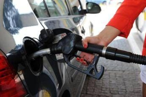 Benzina e diesel, prezzi ancora in aumento: gasolio a un passo da 2,1 euro Benzina e diesel, prezzi ancora in aumento: gasolio a un passo da 2,1 euro