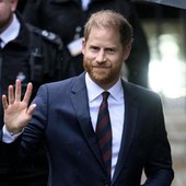 Harry torna a Londra senza Meghan e i figli: la decisione 'last minute'