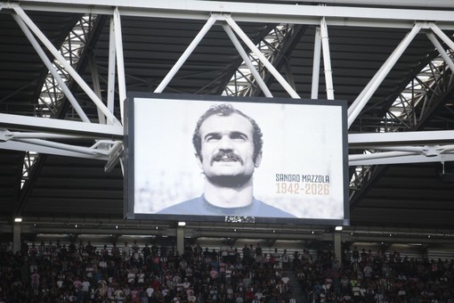 Tifosi di spalle durante il minuto di silenzio per Mazzola, Juventus multata