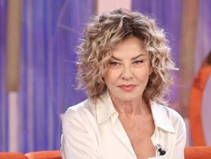 Eva Grimaldi operata d'urgenza: "Ho rischiato la vita per la protesi"