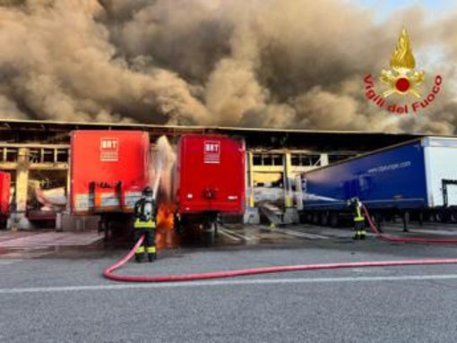 Milano, incendio in un capannone Bartolini e esplodono camion: città 'avvolta' dal fumo Milano, incendio in un capannone Bartolini e esplodono camion: città 'avvolta' dal fumo