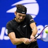 Fritz, nuovo look contro Djokovic: la fascia è... al contrario