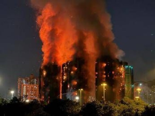 Hong Kong, maxi incendio in un complesso residenziale: almeno 4 morti Hong Kong, maxi incendio in un complesso residenziale: almeno 4 morti