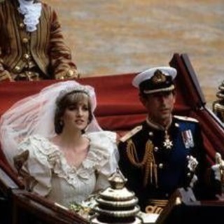 Carlo e Diana sposi 44 anni fa, ecco come la regina Elisabetta cercò di salvare la coppia Carlo e Diana sposi 44 anni fa, ecco come la regina Elisabetta cercò di salvare la coppia