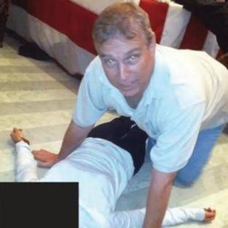 Epstein, i nuovi file: la foto che imbarazza l'ex principe Andrea Epstein, i nuovi file: la foto che imbarazza l'ex principe Andrea